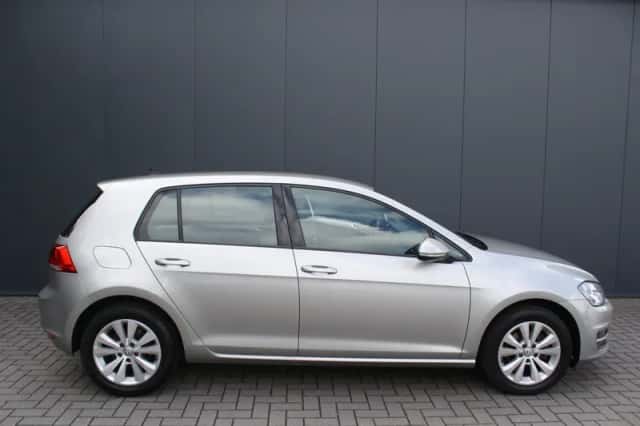 Volkswagen Golf (2016) thumbnail 2