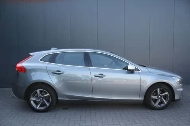Volvo V40 (2015) thumbnail 2