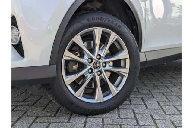 Toyota RAV4 (2016) thumbnail 2