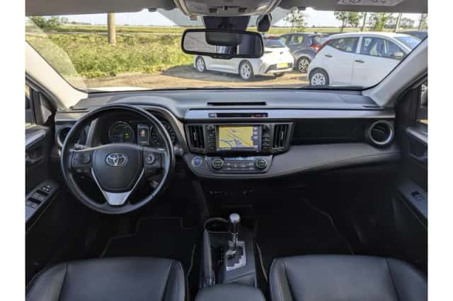 Toyota RAV4 (2016) thumbnail 3
