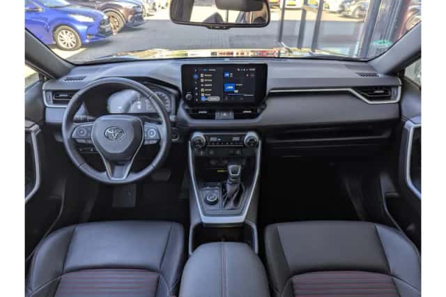 Toyota RAV4 (2024) thumbnail 3