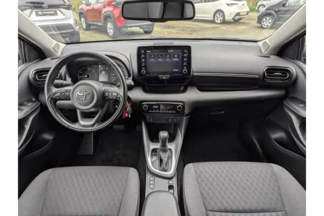 Toyota Yaris (2022) thumbnail 3