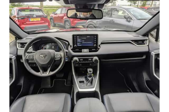 Toyota RAV4 (2022) thumbnail 2