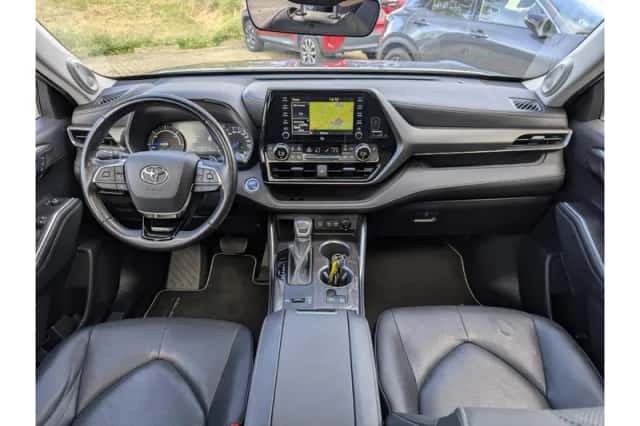 Toyota Highlander (2021) thumbnail 3