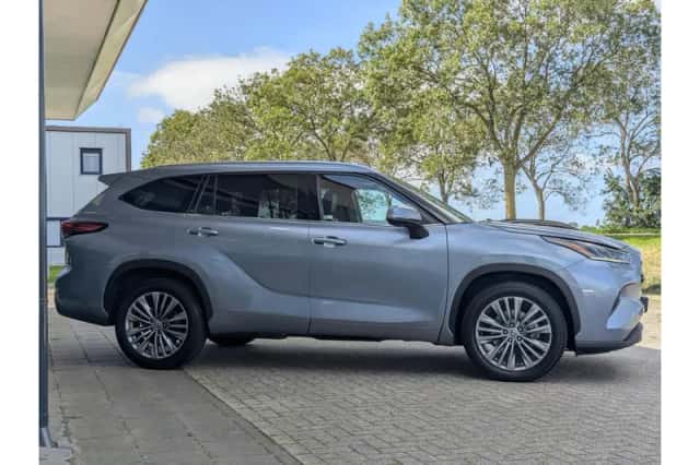 Toyota Highlander (2021) thumbnail 4