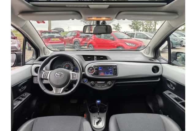 Toyota Yaris (2013) thumbnail 2