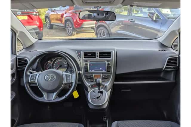 Toyota Verso S (2012) thumbnail 3