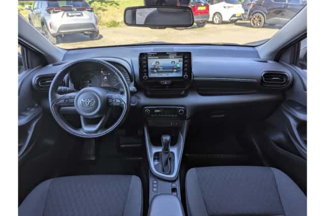 Toyota Yaris (2023) thumbnail 3