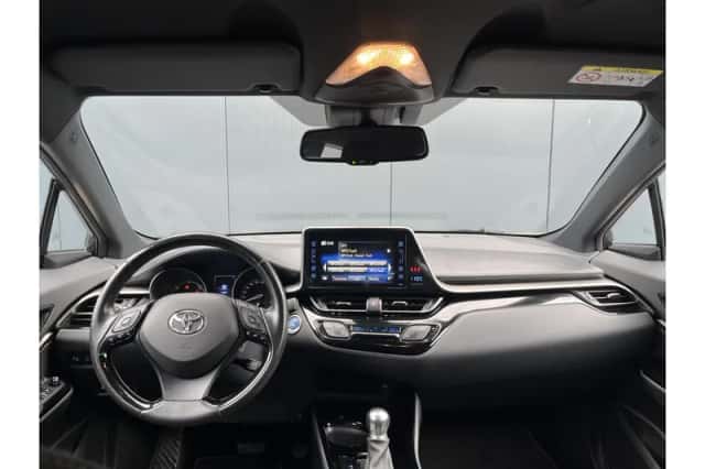 Toyota C-HR (2019) thumbnail 2