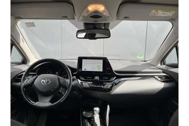 Toyota C-HR (2023) thumbnail 2