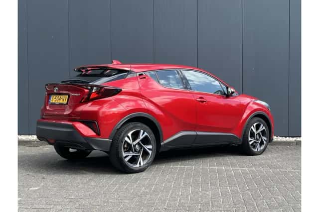 Toyota C-HR (2023) thumbnail 3