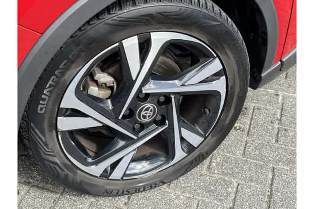 Toyota C-HR (2023) thumbnail 6