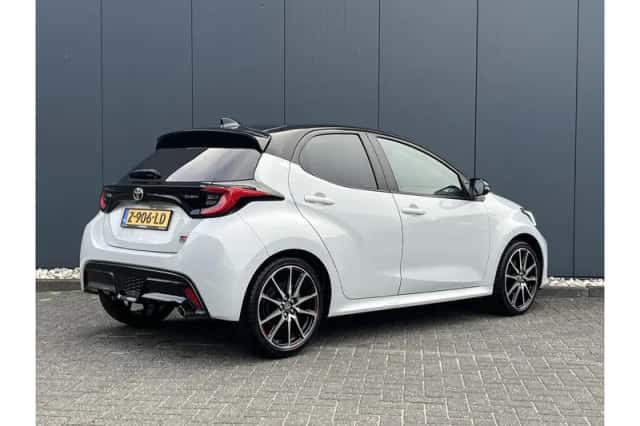 Toyota Yaris (2024) thumbnail 3