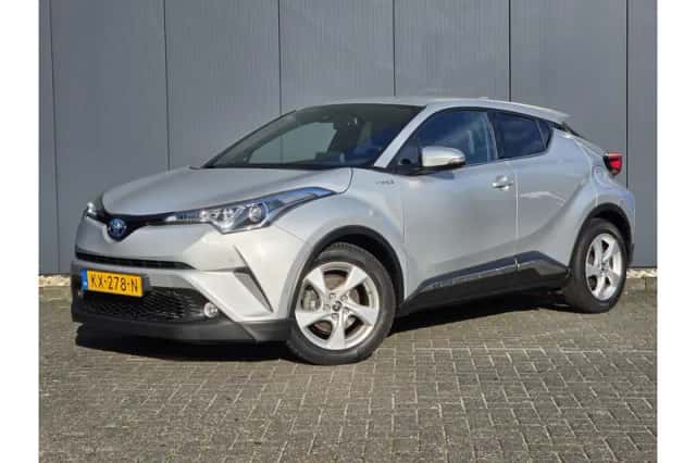 Toyota C-HR (2016) thumbnail 2