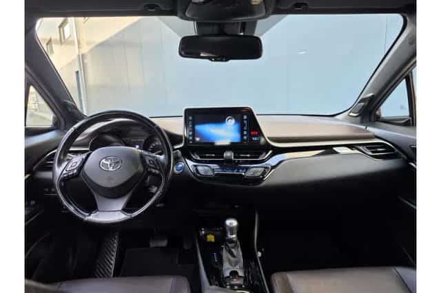 Toyota C-HR (2016) thumbnail 3