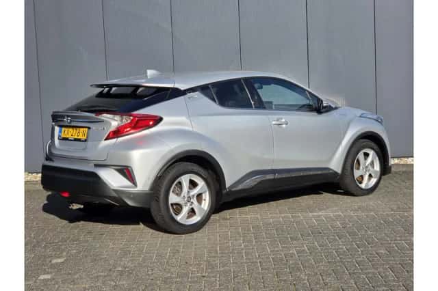Toyota C-HR (2016) thumbnail 4