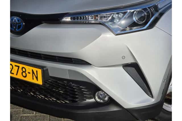 Toyota C-HR (2016) thumbnail 5