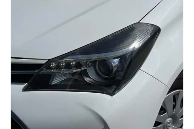 Toyota Yaris (2016) thumbnail 2