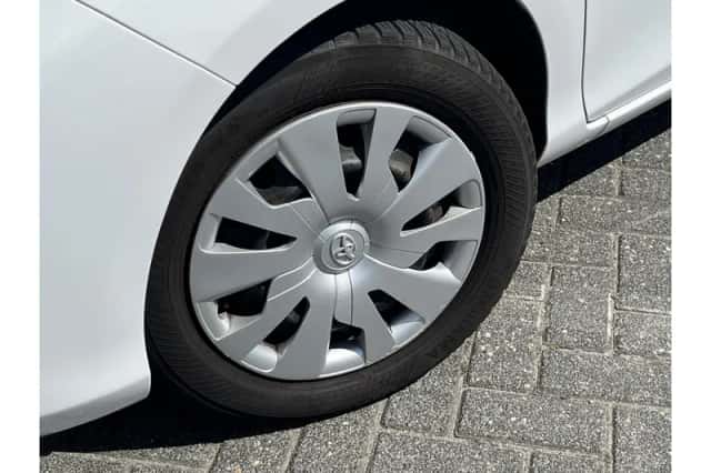 Toyota Yaris (2016) thumbnail 3