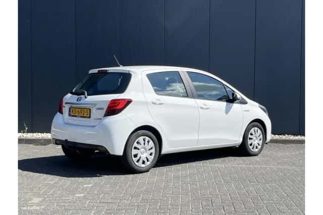 Toyota Yaris (2016) thumbnail 4