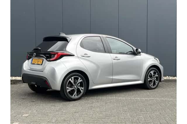 Toyota Yaris (2022) thumbnail 3