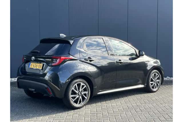 Toyota Yaris (2021) thumbnail 3