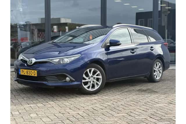 Toyota Auris (2017) thumbnail 1