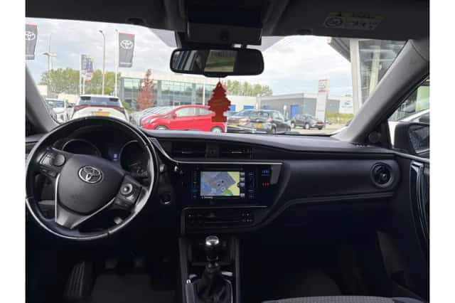 Toyota Auris (2017) thumbnail 2