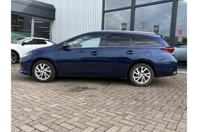 Toyota Auris (2017) thumbnail 3