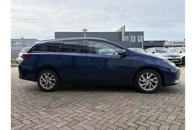 Toyota Auris (2017) thumbnail 5