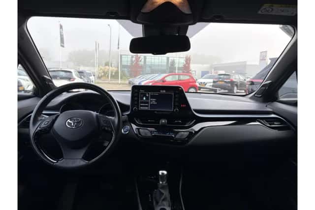 Toyota C-HR (2021) thumbnail 2