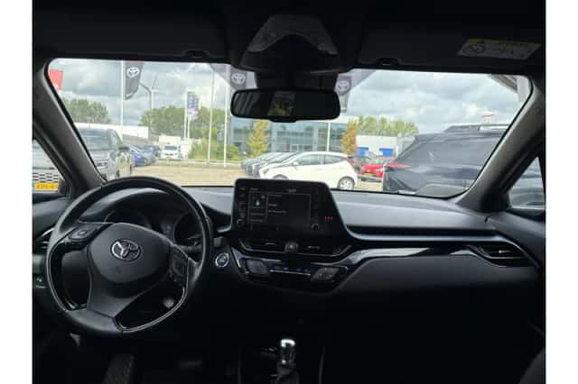 Toyota C-HR (2020) thumbnail 2