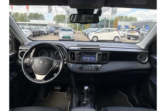 Toyota RAV4 (2016) thumbnail 2