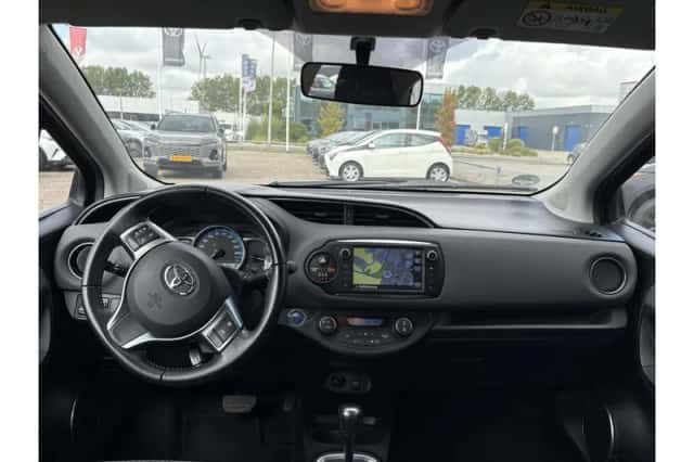 Toyota Yaris (2017) thumbnail 2