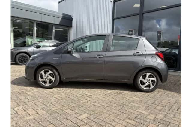 Toyota Yaris (2017) thumbnail 3