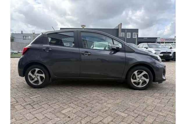 Toyota Yaris (2017) thumbnail 6