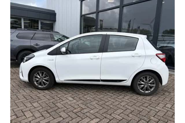 Toyota Yaris (2017) thumbnail 3