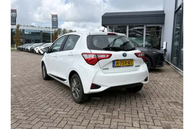 Toyota Yaris (2017) thumbnail 4