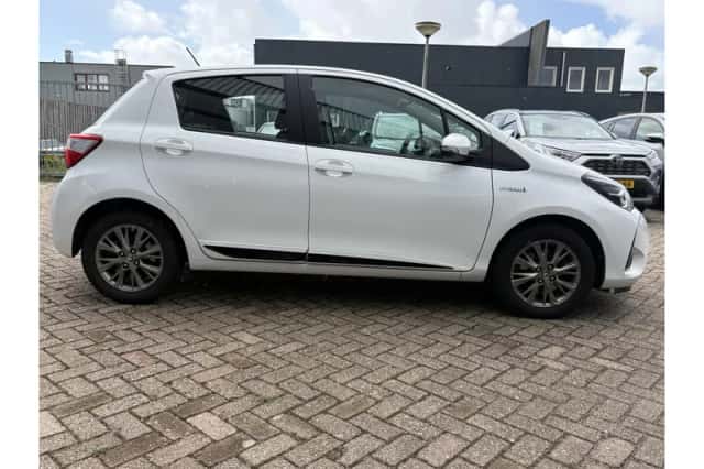 Toyota Yaris (2017) thumbnail 5