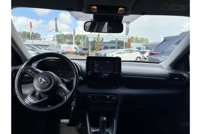 Toyota Yaris (2022) thumbnail 2