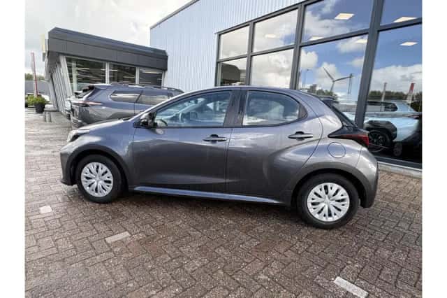 Toyota Yaris (2022) thumbnail 3