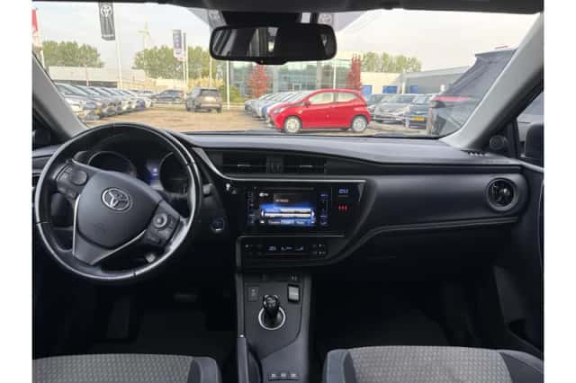Toyota Auris (2018) thumbnail 2