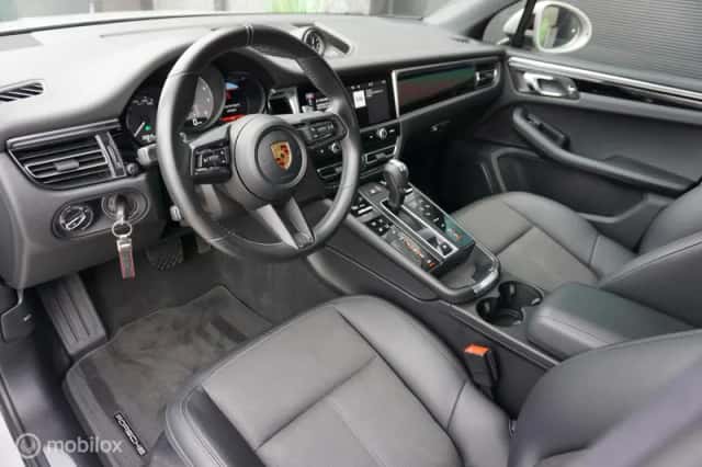 Porsche Macan (2021) thumbnail 2