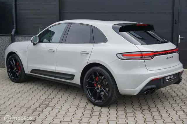 Porsche Macan (2021) thumbnail 3