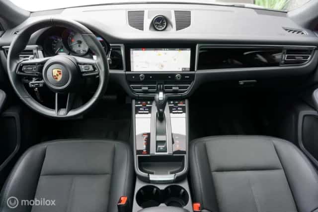 Porsche Macan (2021) thumbnail 4