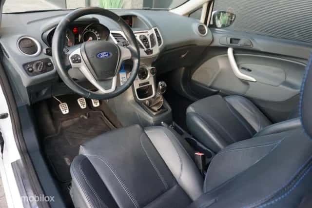Ford Fiesta (2010) thumbnail 2