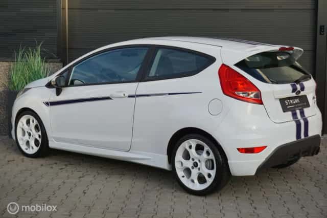 Ford Fiesta (2010) thumbnail 3