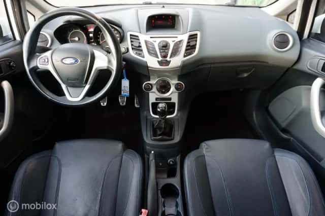 Ford Fiesta (2010) thumbnail 4