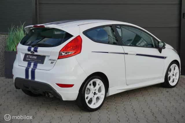 Ford Fiesta (2010) thumbnail 5