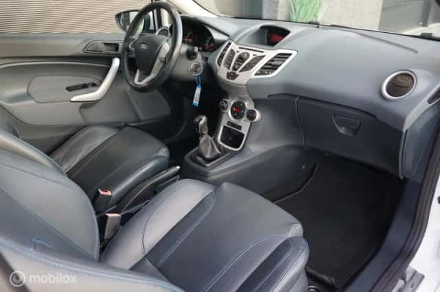 Ford Fiesta (2010) thumbnail 6